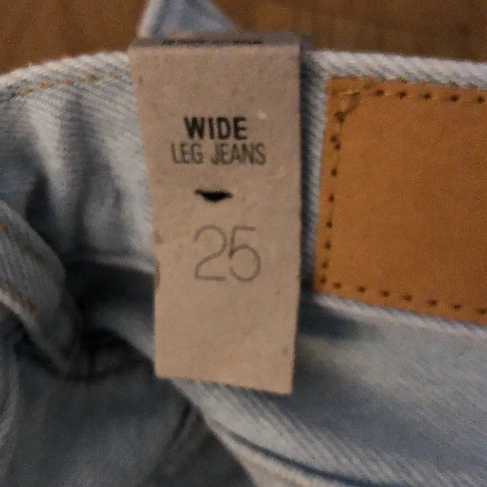 Säljer mina helt oanvända jeans köpta från junkyard för 499kr. Har sytt upp de hos en skräddare då de var för långa. Passar en person mellan 160-163 perfekt om man vill ha så att det går över skorna. Jeansen är i strlk 25 :) skriv gärna vid frågor💕. Jeans & Byxor.