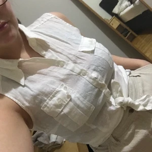 Linneskjorta 100% Linne  - Kortärmad skjorta i 100% linne från H&M i storlek 38, lite för liten över bysten på mig så jag hoppas att den ska få göra någon annan lycklig istället! Om du köper någonting i min shop för över 50kr så får du något för 20kr på köpet (det finns en hel del)