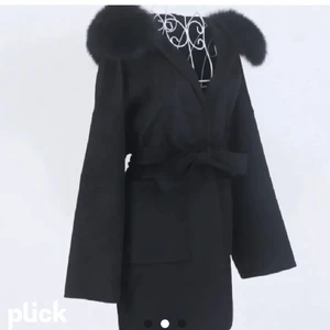 SVART KAPPA- FEMENINA OF SWEDEN - ▫️Valentina Coat Black.                                                ▫️ENDAST TESTAD                                                   ▫️Storlek : XS - ( oversize modell) passar en S och även M )                                                                                 ▫️Äkta päls.                                                                                 ▫️Kan mötas upp i Stockholm                                          ▫️org Pris: 3599 kr säljs för 2300 kan sänka priset vid snabbaffär