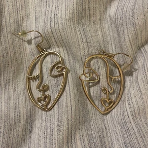 Örhängen  - Säljer dessa fina örhängen. Köparen står för frakten💕💕