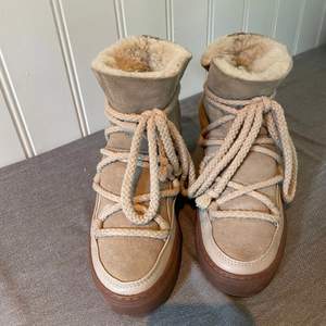 Superfina Inuikii skor, Classic sneaker beige. Fint skick och knappast använda. Frakten betalas av köparen. Nypris: 2 500kr, buda från 1700kr