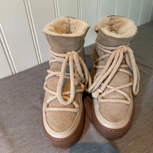 Inuikii skor  - Superfina Inuikii skor, Classic sneaker beige. Fint skick och knappast använda. Frakten betalas av köparen. Nypris: 2 500kr, buda från 1700kr