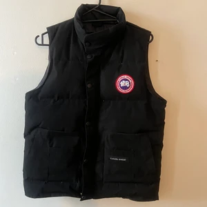 Canada Goose Väst - Hej, använt jackan i 4-5 månader, sitter lite litet på mig, är 188 så den passar nog 180-185. Vid intresse, slå en pling till 0707783753. 