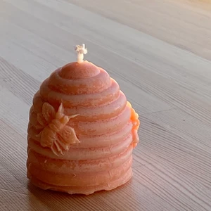 BIKUPA  - BIKUPA är vårt minsta ljus och har en brinntid på ca 2-3 timmar. Ljuset erbjuds för 39kr var av 5% går till välgörenheten Svenska bin🐝💛🕯