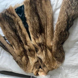 Äkta päls jacka i storlek M-L - Äkta pälsjacka i storlek m-l. Längd ca 80 cm