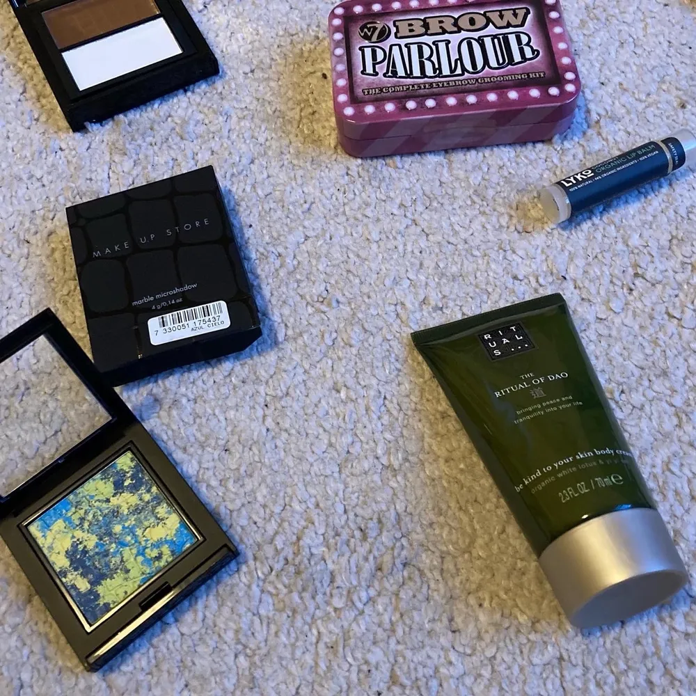 Massor med smink och skönhetsprodukter! Det mesta är fortfarande inplastat! Perfekt som julkappar! 🎁Mascara, Duo Contour kit, ögonbrynskit, läppglans, läppsyl, rituals, ögonskuggor osv!  🎅🏼Skriv på dm för mer info, pris eller bilder! ❕Pris: Mellan 20-50kr st❕❌Ögonbrynskit, mascara, beige ögonskugga såld❌. Övrigt.