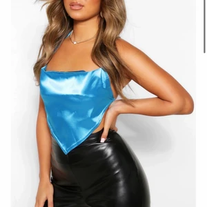 Satin topp med öppen rygg - Jättefin topp från Boohoo. Hann aldrig använda den. Säljer pga att den är för liten 