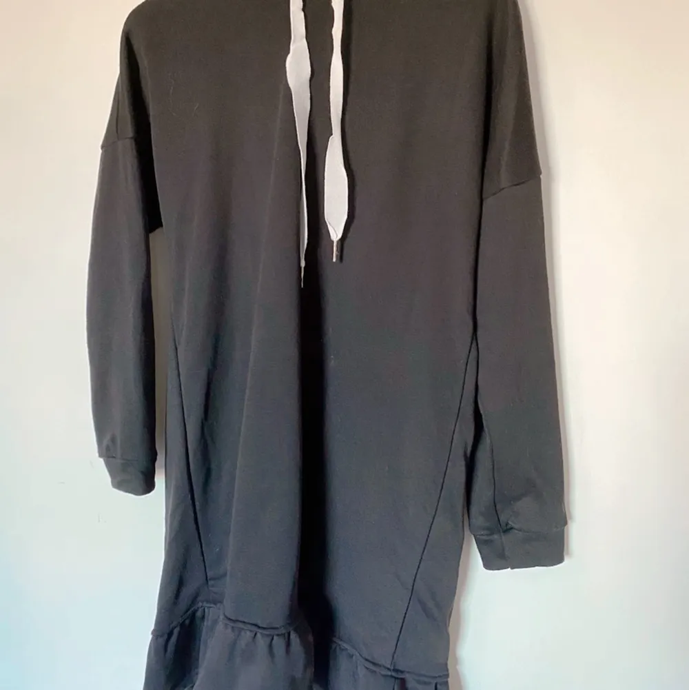 En söt oversized hoodie köpt online för ungefär ett år sedan. Knappt använd. En av metallerna är lite missformad. Mysig och varm, passar som klänning.🥰 . Hoodies.