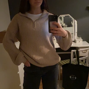 Stickad tröja från NAKD - Varm stickad tröja från NAKD i strl S. Beige. Knappt använd💖