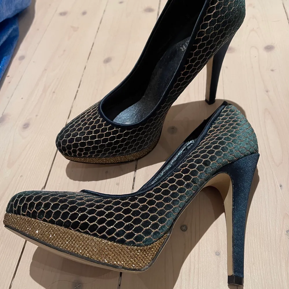 Menbur riktigt snygga pumps i nyskick, stl38. Nu 349kr (kostade 1195kr) . Skor.