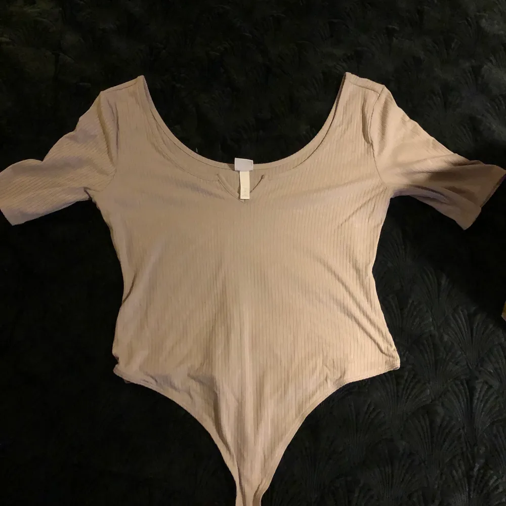 h&m beige body size L CN 175/104A . T-shirts.