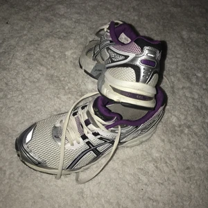 Asics  - Fina, sköna skor, använda men är bra skick inga skador löpning och triathlonupplevelsern både för nybörjare och avancerade nivåer och samtidigt  låga priser.