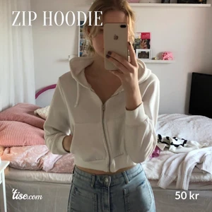 Zip Hoodie - Vit Zip Hoodie från Shein 🤍 bra kvalitet och mysig inuti. Knappt använd pga lite för kort i armarna på mig som är 173 cm. Storlek M, men passar från XS/M