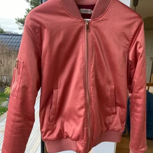 Vårjacka - Jacka i fint skick med ficka på ärmen som inte syns på bilderna. Medeltjockt material så passar till höst och vår.