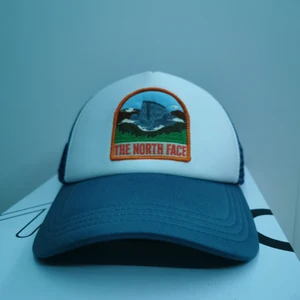 The north face keps - En nästan helt oanvänd keps från The North Face som jag köpte i början av hösten som knappt kommer till användning