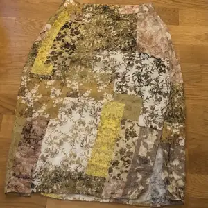 Midilång mönstrad kjol med slit från Carin Wester i storlek 36 
