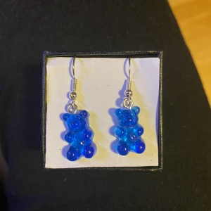 Øredobber og smykke - Selger bamse øredobber og sommerfugl smykke for 50kr. Send melding hvis du er interessert🥰