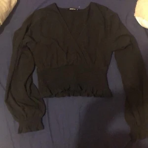 Långärmad svart tröja - Jätte snygg långärmad svart lite kortare tröja❤️