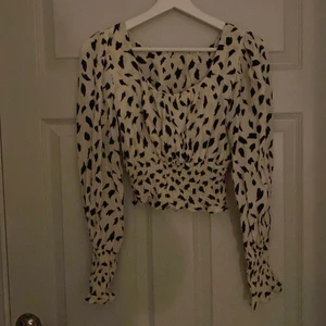 Chiquelle topp - Säljer denna super fina topp ifrån Chiquelle,köpt för ett år sen och säljer för att den inte kommer till användning,tror den är köpt för 300kr och säljer den för 90 kr riktigt billigt om du frågar mig, funkar till allt vardag och även finare tillställningar! Köparen står för frakten!