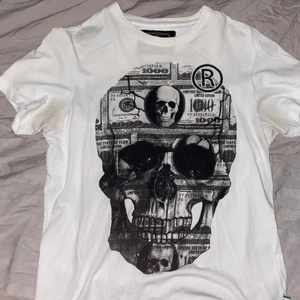Philipp Plein Dollar Skull T-Shirt - Philipp Plein t-shirt i nytt skick som endast använts fåtal gånger. Plagget säljs då den inte används längre. Nypris: 5490kr Storlek: M