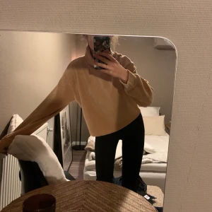 Ribbad polo  - Ribbad sweatshirt med polo. Frakt ingår i priset. Begagnad men i bra skick.