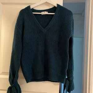 Stickad tröja  - Jätteskön stickad tröja från NAKD. Nyskick!