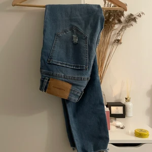 Jeans - Säljer pågrund av att den inte kommer till andvändning. Skriv för fler bilder 