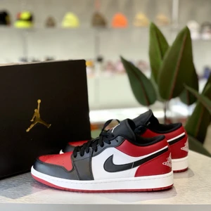 Jordan 1 Low Bred Toe - Hej! Säljer dessa riktigt snygga Jordan 1 Low "Bred Toe" i storlek 37,5. Skorna är helt oanvända, har aldrig ens blivit testade. Bara att skriva vid eventuella frågor eller köp! 😊