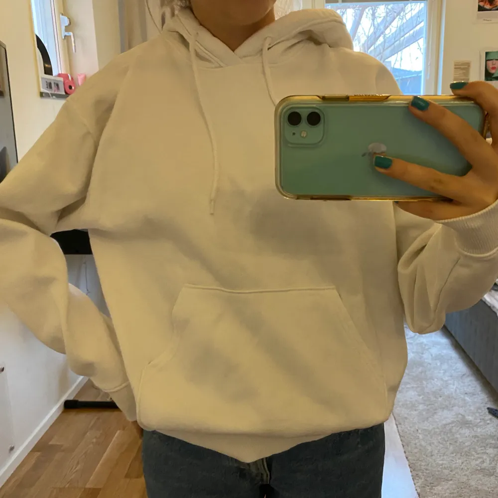 En vit hoodie från Weekday som knappt är använd! Så skön på och oversized, säljer för jag använder aldrig. Kontakta ifall ni vill ha fler bilder! I storlek XS och är oversized på mig som oftast har Xs-S. 120kr +frakt, kan också mötas upp💞. Hoodies.