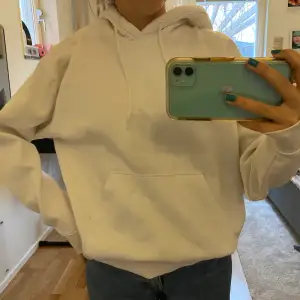 En vit hoodie från Weekday som knappt är använd! Så skön på och oversized, säljer för jag använder aldrig. Kontakta ifall ni vill ha fler bilder! I storlek XS och är oversized på mig som oftast har Xs-S. 120kr +frakt, kan också mötas upp💞