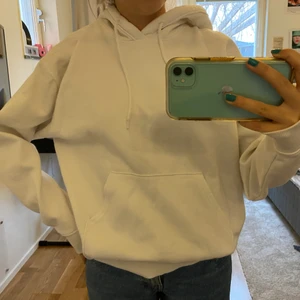 Vit hoodie från Weekday - En vit hoodie från Weekday som knappt är använd! Så skön på och oversized, säljer för jag använder aldrig. Kontakta ifall ni vill ha fler bilder! I storlek XS och är oversized på mig som oftast har Xs-S. 120kr +frakt, kan också mötas upp💞