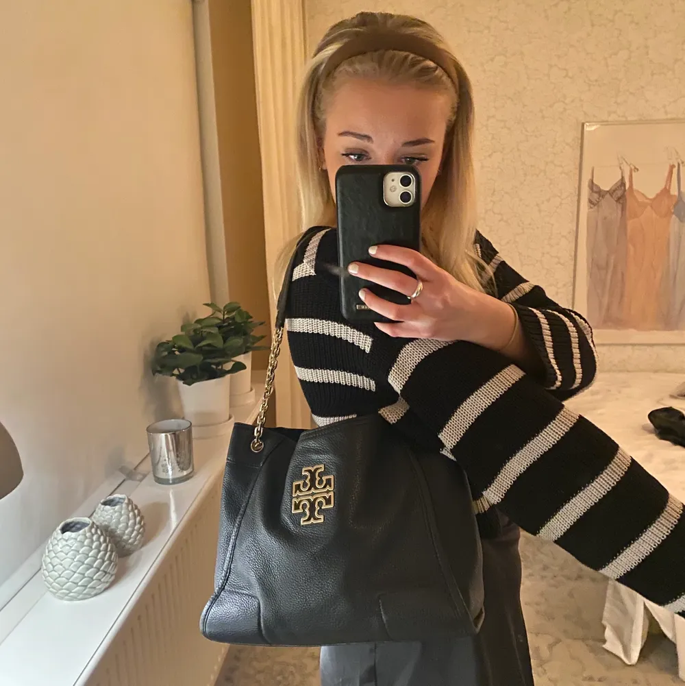 väska från tory burch. Nypris runt 4000kr. Jättebra skick, inga skador eller slitningar alls. Väskor.