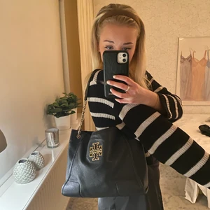 Tory burch väska - väska från tory burch. Nypris runt 4000kr. Jättebra skick, inga skador eller slitningar alls