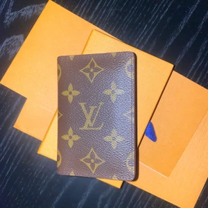 Louis Vuitton korthållare - Säljer min LV korthållare med mina initialer på, E.N då den ej kommer att komma till användning! Köpt i oktober i år och kvitto finns :) 