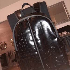 Äkta skinn ryggsäck disel svart  - Har ingen användning för den här har haft den bara en gång i en timme. Budgivning som gäller. Bor eskilstuna kan skickas men du står för frakten.