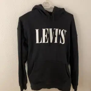 Grå relaxed hoodie från Levis i strl S. Nypris 799.