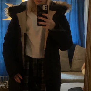 Svea jacka - Jag säljer min snygga Svea jacka som är i väldigt bra skick (nypris 1300 kr). Den är i storlek 170 (men passar även XS/S). Jag kan mötas upp eller frakta (köparen står för frakten)💓