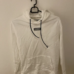 Tommy Hilfiger hoodie strl s - Tommy Hilfiger hoodie. Använd 1 gång, bra skick. Nypris 800.