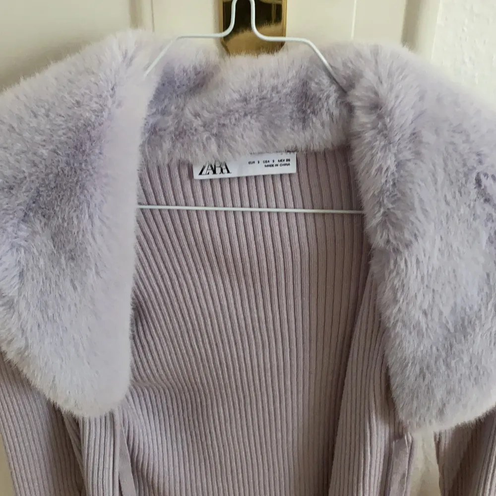 purple cardigan with fur, worn only once, great condition . Stickat.