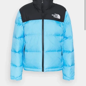 Blå northface jacka  - Säljer min blåa northface jacka i storlek S. Skriv om ni är intresserade 