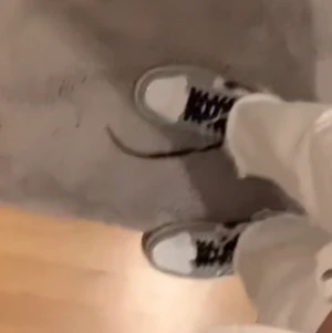 Jordan 1 grå - Säljer mina jordans eftersom att jag inte kan rocka färgen samt att jag har köpt nya. De är inte creasede överhuvudtaget och de är i väldigt bra skick. Man får såklart med boxen när man köper de. Det är bara att skriva ifall man vill ha fler bilder! Pris kan diskuteras, kommer dock inte acceptera en opassande pris eftersom att de är heltttt nya! (De är i storlek 38 men passar även 39/39,5)