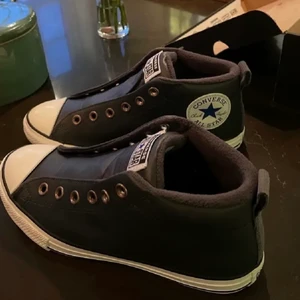 Vinterskor - Ett par converse vinterskor köpta här på Plick men som tyvärr var för stora för mig. Dom är aldrig använda(varken av mig eller förra ägaren), det medföljer gråa snören till.  Bilderna är lånade från förra ägaren så skriv för nya bilder!