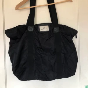 Day väska  - Säljer min day väska , bra att ha som träningsväskan eller likande. Ganska bra skick!  