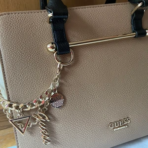 Elegant Handväska  - Snygg och elegant handväska i superbra skick