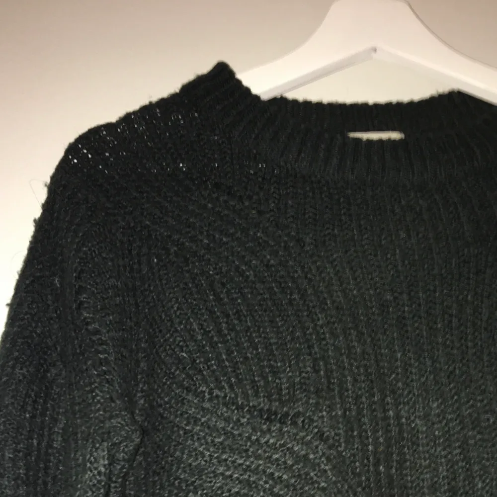 En mörkgrön stickad tröja i storlek xs, säljer då den är för liten och inte riktigt kommer till användning, säljer för 100 inklusive frakt 📦 DEN TVÄTTAS INNAN KÖP!!. Stickat.