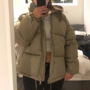 Vinterjacka  - Ny vinterjacka från hm, prislapp kvar. Den populära modellen ”puffet jacket”. Fraktkostnad står köparen för. Buda gärna i komenterna. Färgen finns endast i butik och inte online och är/har varit slutsåld. I storlek m:) väldigt många intresserade!!!!