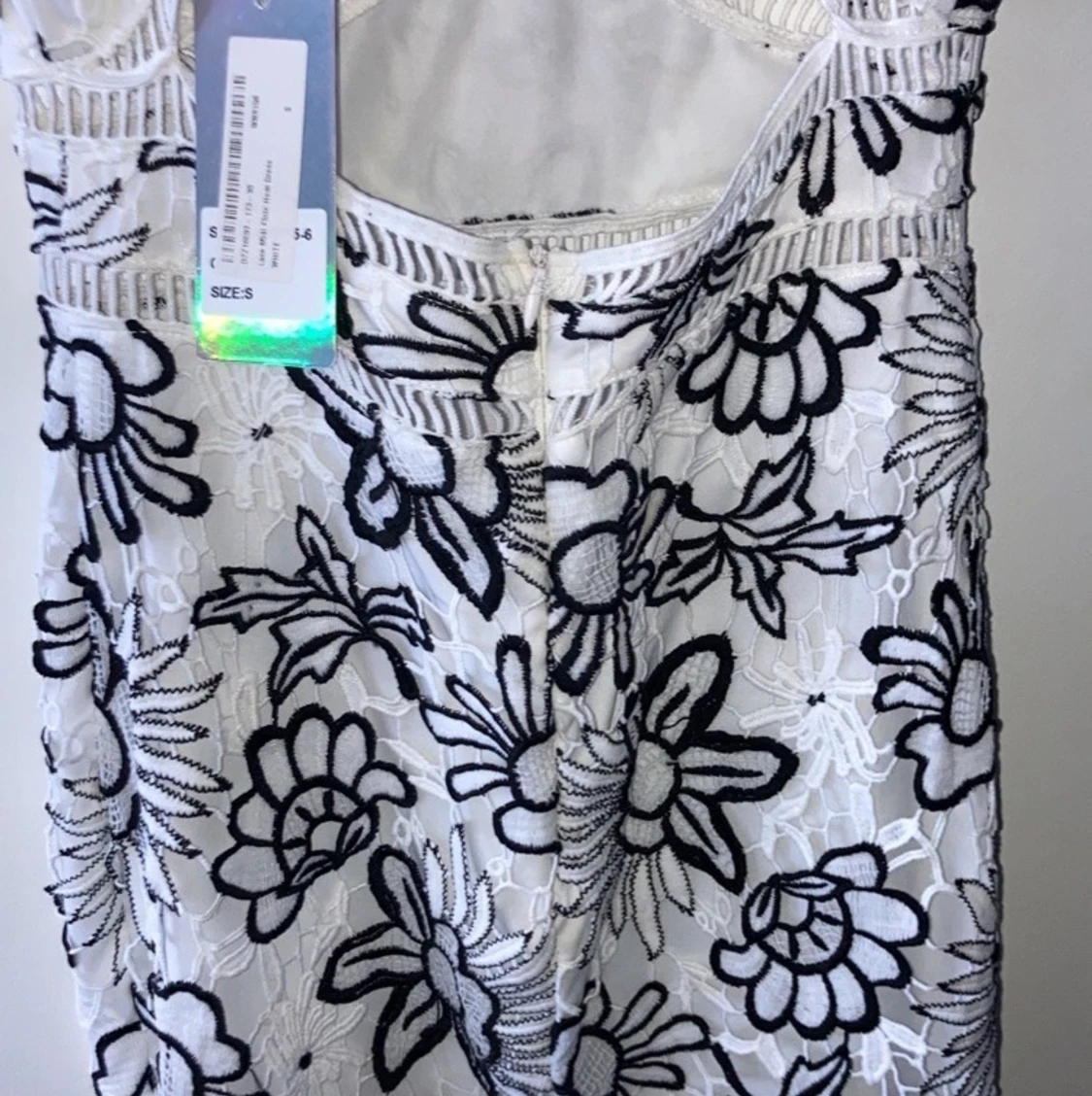 Svart vit blommig klänning oanvänd  - 90
