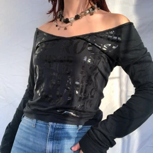 Långärmad svart tröja  - Underbar svart långärmad tröja som går att styla på massa olika vis! Går att ha off shoulder eller med bara en axel bar. Tryck på framsidan. Plagget är i gott secondhandskick. Köpare står för 48kr extra frakt eller möts upp i Halmstad. 