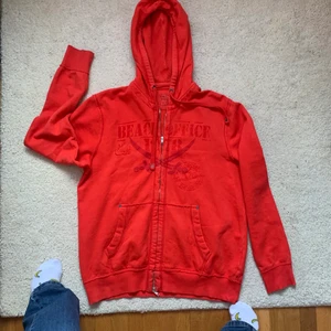 Hoodie med tryck - Så cool hoodie med snyggt tryck!! använder inte så mycket längre, passar XS-L beroende på hur man vill att den ska sitta. Lite mildare färg i verkligheten, kan skcika mer bilder om så önskas! 180kr + frakt❤️