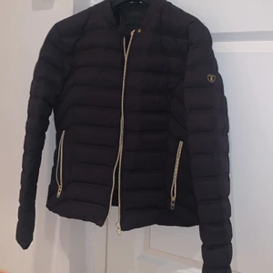 Rock and blue jacka  - Säljer en oanvänd vårjacka i storlek 38 ( funkar även som 36 ). Köpt förra året för 1499 kr i färgen svart. Den är i god skick och väntar på sin nya ägare:)